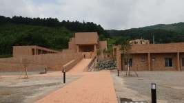 춘천 제따와나 선원, 주민들 무리한 요구와 시위로 몸살