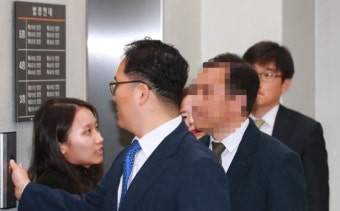 구속 기로에 놓인 '쌍둥이 아빠', 숙명여고 前 교무부장 법원 출석