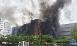 서울 은명초등학교 화재...교사 2명 부상, 학생 116명 대피