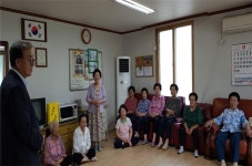 김광홍 대안노인회 충북연합회장, 추석맞이 청암경로당 방문 눈길