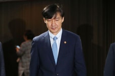 조국, 압수수색 중인 檢 관계자와 통화...