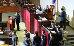 국회, 사흘째 대조국질문...이주영 부의장 정회 논란에 몸싸움‧고성까지