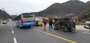 충북 영동 삼거리서 시내버스 충돌…3명 부상