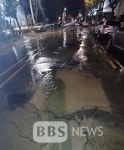 부산 사하구 도로에 물 솟구쳐... 물에 잠겨