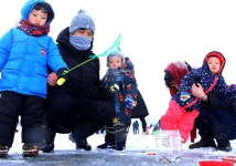 인제빙어축제 얼음낚시.실내놀이터 인기...3대가 즐기는 축제