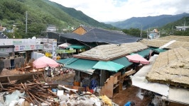 32년만에 침수 화개장터 복구 구슬땀...10일 태풍 장미 우려