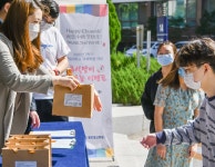 한림대, 국제학생 추석맞이 떡 나눔