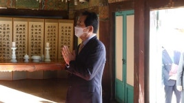 정세균 국무총리, 경주 불국사 깜짝 방문...극락전 참배