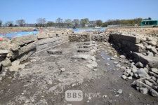 신라 발천(撥川) 옛물길과 왕궁 북문 연결 석교·도로 확인