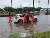 강풍·폭우 동반한 태풍 찬투 북상에 제주서도 피해 잇따라