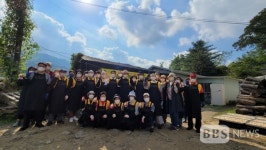 연탄으로 전하는 나눔의 행복...천수천안 자원봉사단 연탄 나눔 봉사