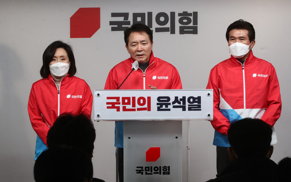 국민의힘 당대표 후보들, 윤석열 전 대통령 절연 화두에 치열한 토론 전개