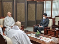 진우스님, 노원구청장에 수락노인종합복지관 안정 운영 돕겠다