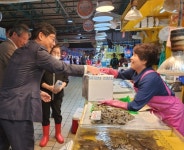 [포토뉴스]송상근 해수부 차관, 인천종합어시장에서 유통업계 간담회