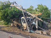 서귀포서 덤프트럭, 전신주 쿵...전기 위험에 차량 접근 금지