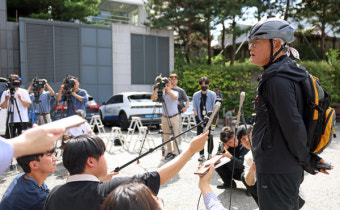 [포토뉴스] 자전거 타고 출근하는 유인촌 장관 후보