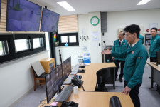 [포토뉴스]김윤상 조달청장, 인천 비축기지 전략물자 현황 점검