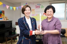 [포토뉴스]조성경 차관, 영명보육원에 성금과 기념품 전달