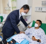 한덕수 총리, 국군수도병원 방문...지뢰사고 극복 표정호 병장 격려
