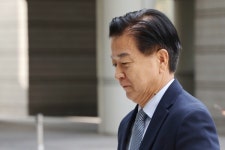 '뇌물수수 혐의' 노웅래 첫 공판...