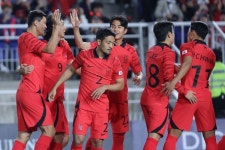 한국 축구대표팀, 김민재·황희찬 득점포…베트남전 전반 2-0 리드