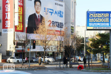 임재화 예비후보 본격 선거운동...큰절로 인사하며 스킨십 강화