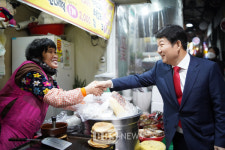 권영진, 두류관광특구 연계해 특색있는 전통시장 만들겠다...월촌역시장 장보기