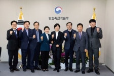 [포토뉴스]송미령 농식품부 장관, 농업인 단체장과 소통