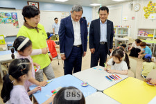 김완근 제주시장, 아라초등학교 초등돌봄교실 체험