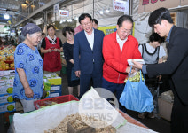 홍준표 시장, 추석 앞두고 신매시장에서 장보기 행사