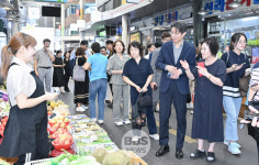 [포토뉴스] 정장수 경제부시장, 와룡시장에서 추석 장보며 민심 청취