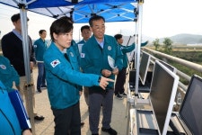 [포토뉴스]송미령 농식품부 장관, 철새도래지 방역 현장 점검