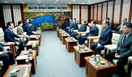 [포토뉴스]도매시장법인협회 가락시장지회와 농협가락공판장, 전남 배추 호우피해 복구지원금 3억원 전달