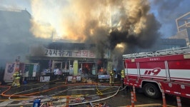 [포토뉴스]강릉시 강문동 편의점 불...화재 진화중