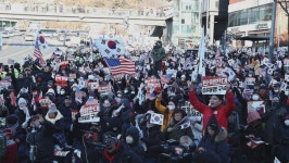 윤 체포 시도에 한남동 관저 앞 일촉즉발...경찰 2천700명 배치