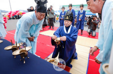 올해 첫 황금빛 성주참외 출하...성주군, 참외 조수입 7천억 목표