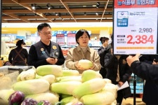 송미령 농식품부 장관, 대형마트 찾아 설 이후 농식품 물가동향 점검