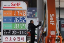 주유소 기름값 내렸다…서울 휘발윳값 1,700원대 회복