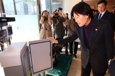 [포토뉴스]송미령 농식품부 장관, 스마트 농업기술기업 물류 현장 점검