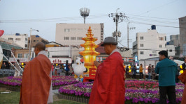 통영불교사암연합회, 10일 항남동 사거리 봉축탑 점등