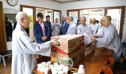전국비구니회, 산불피해 주민 상처 보듬으며 위로금 전달