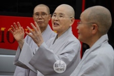 전국비구니회, 산불피해 주민 상처 보듬으며 위로금 전달