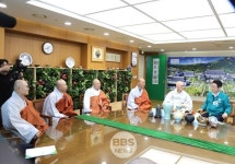 진우스님,  경북산불 이재민 위한 12억원 상당 물품 전달