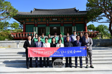 대구 동구 신암5동 주민자치위원회,  국립신암선열공원 참배 및 조화교체 봉사