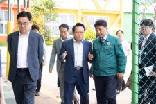 [포토뉴스]해진공-수협은행, 용당초 아이들에 안전 바다로 1길 선물