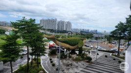 포항시, APEC 정상회의 대비 도시 경관 개선...포항역 광장에 고래 등장