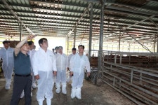 [포토뉴스]권재한 농진청장, 가축 고온 피해 예방 현장 점검