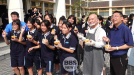 광주 소원정사, 동신여중 학생 500명에 팥빙수 나눔…도계스님 힘내세요