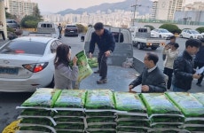 부산 연제구 정수사 어르신 따뜻한 겨울 나시길... 경로당에 백미 270포 기부