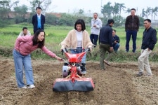 농진청, 한국산 농기계 베트남 땅콩 시범마을에 기증